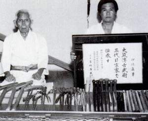 Kina Shosei (l) and Isa Kaishu with weapons and certifate (Black Belt Nov 1982: 76)