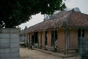 This first tile-roofing house of Miyara still remains today, and is the house where Hiroshi Oji (grandson of Kedahana Gisa, supposed teacher of Kyan Chotoku) has been living with his wife