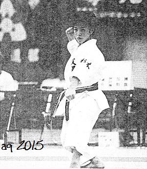 1998, Mochizuki Rina (Utsunomiya Bunsei Girls’ High School), winner of the individual girls category with “Chatan Yara Kūsankū” at the Summer Inter-High-School Championships.