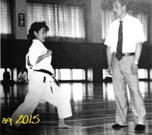 July 9, 1994, at the “5th Fukuoka World Women Karate Tournament”: Yokoyama Hisami (today: Inoue) receives instruction in kata by Inoue Yoshimi. Photo: Yachiyo Shinbukai.