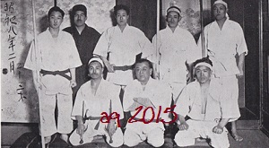 Taira (kneeling left, with Sai) and Yabiku (kneeling, middle) in 1933. Photo from an original edition of Ryūkyū Kobudō Taikan.
