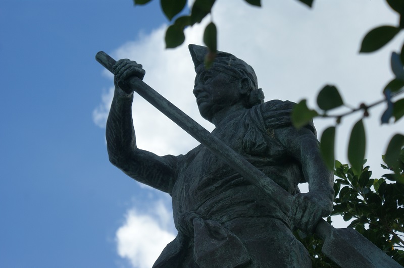 Statue of dragon boat rower. Original photo by the author.