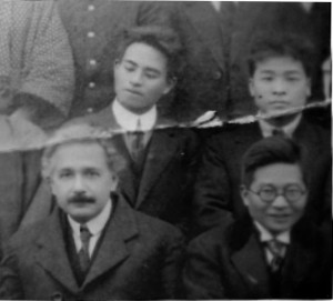 Front row from left: Albert Einstein, Kaizō Company president Yamamoto Sanehiko. Back row, right: Miyagi Hisateru (Satoshi). Photo source: Ryubun21