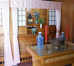 Guan Yu shrine in the Tensonbyo, Kume village, Okinawa. Photo by the author. 